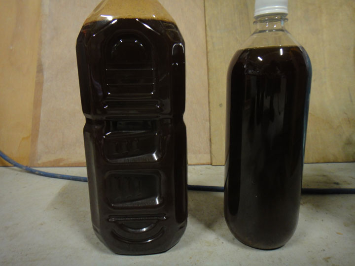 左が糖蜜で右がＥＭ菌