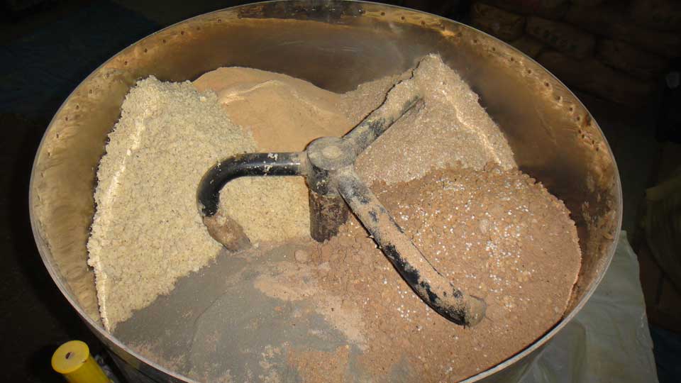 混合機を使って大量に作っています。